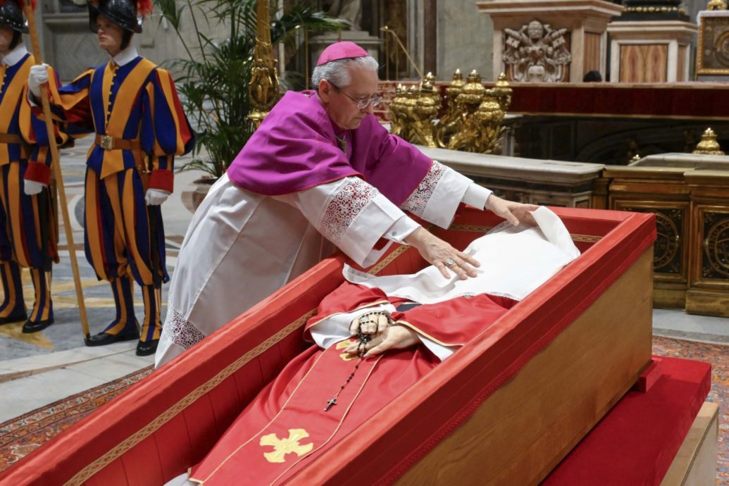 25万人瞻仰教宗遗容 各国领袖送别