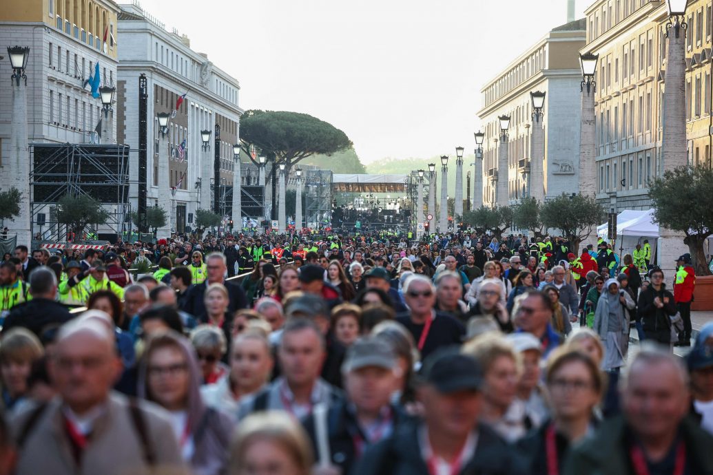 25万人瞻仰教宗遗容 各国领袖送别