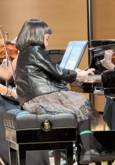 7岁李元元钢琴首秀抢镜 忘我直扑琴键引爆笑