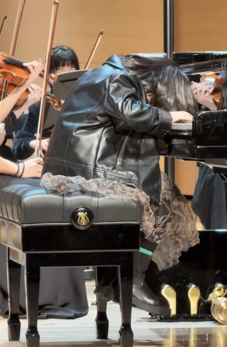 7岁李元元钢琴首秀抢镜 忘我直扑琴键引爆笑