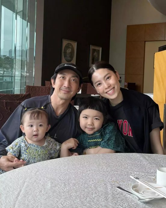 7岁李元元钢琴首秀抢镜 忘我直扑琴键引爆笑