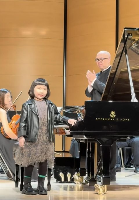 7岁李元元钢琴首秀抢镜 忘我直扑琴键引爆笑