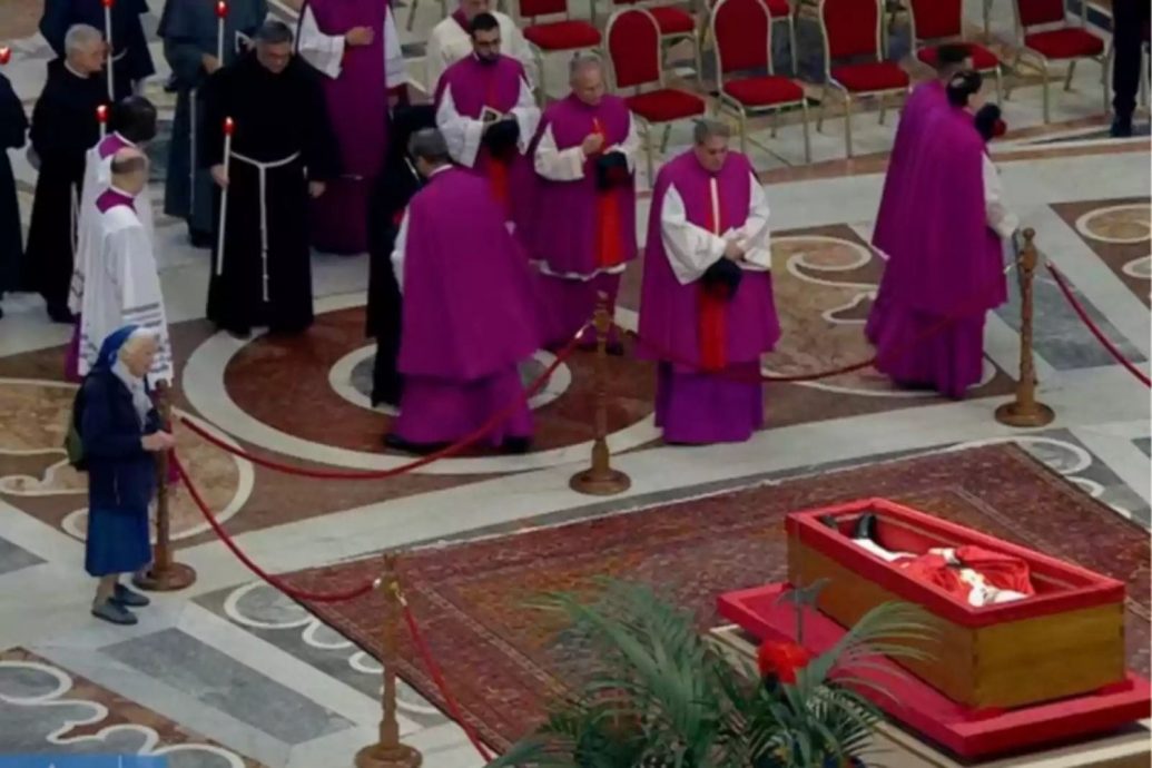 81岁修女棺前落泪送别老友方济各 40年情谊感动全球