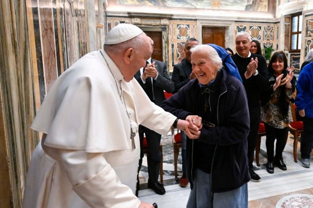 81岁修女棺前落泪送别老友方济各 40年情谊感动全球