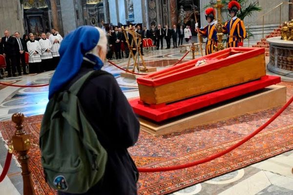 81岁修女棺前落泪送别老友方济各 40年情谊感动全球