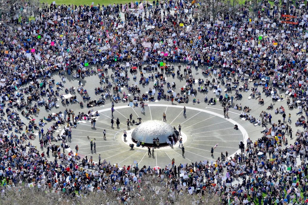 “别插手” 加拿大等7国民众上街向特朗普、马斯克怒吼