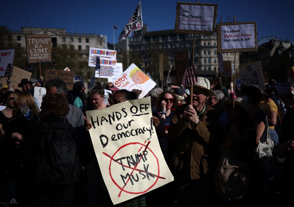 “别插手” 加拿大等7国民众上街向特朗普、马斯克怒吼