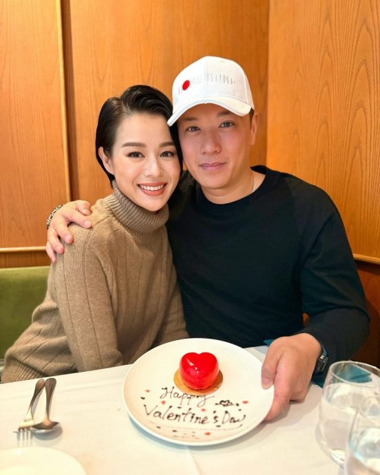 “搂女风波”后首同框老公 胡杏儿脸贴脸证情坚