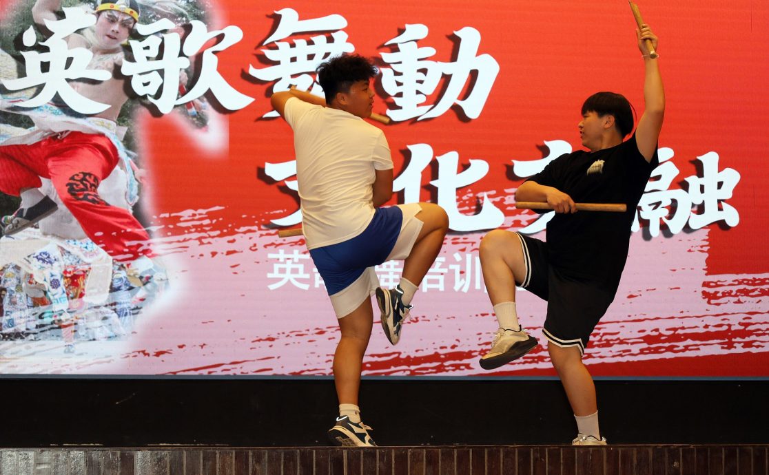 “英歌舞动·文化交融” 潮英歌舞访马培训一个月