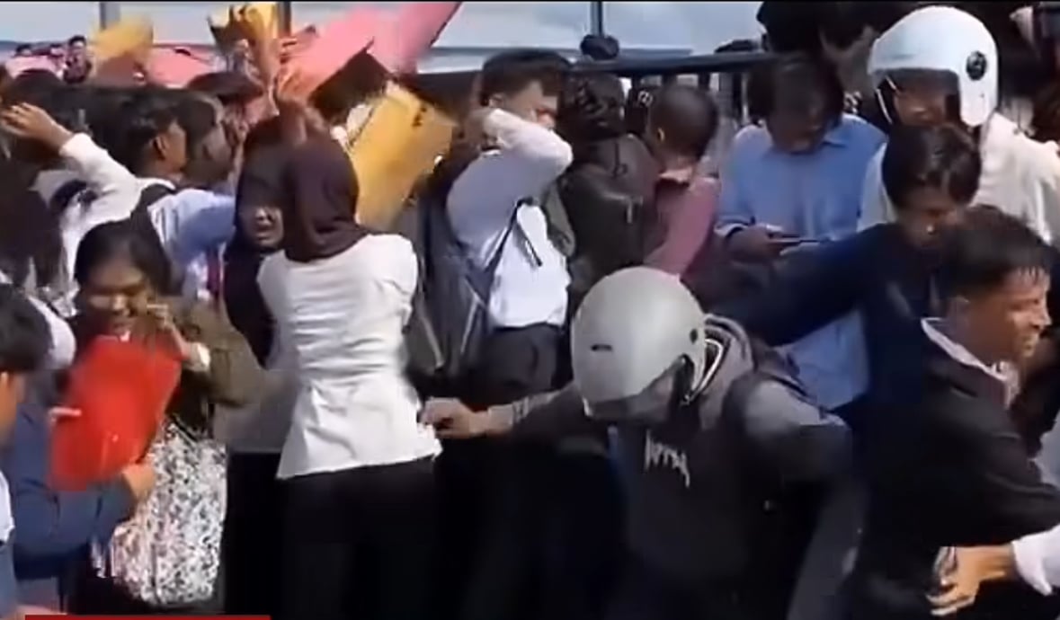 一早聚集排队 印尼数千人求职人潮汹涌