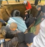 下葬险变“陪葬” 葬礼墓地塌陷 家属跌落坑
