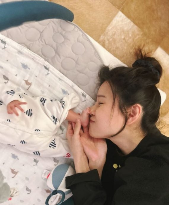 与萧正楠庆铜婚晒儿满月照 黄翠如:7年没时间痒