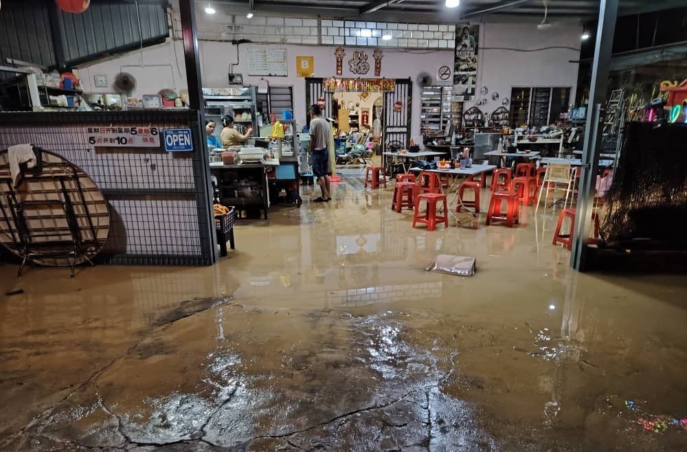 东:双溪兰餐室及住家突发水灾,归咎大沟渠衔接小沟渠排水不及