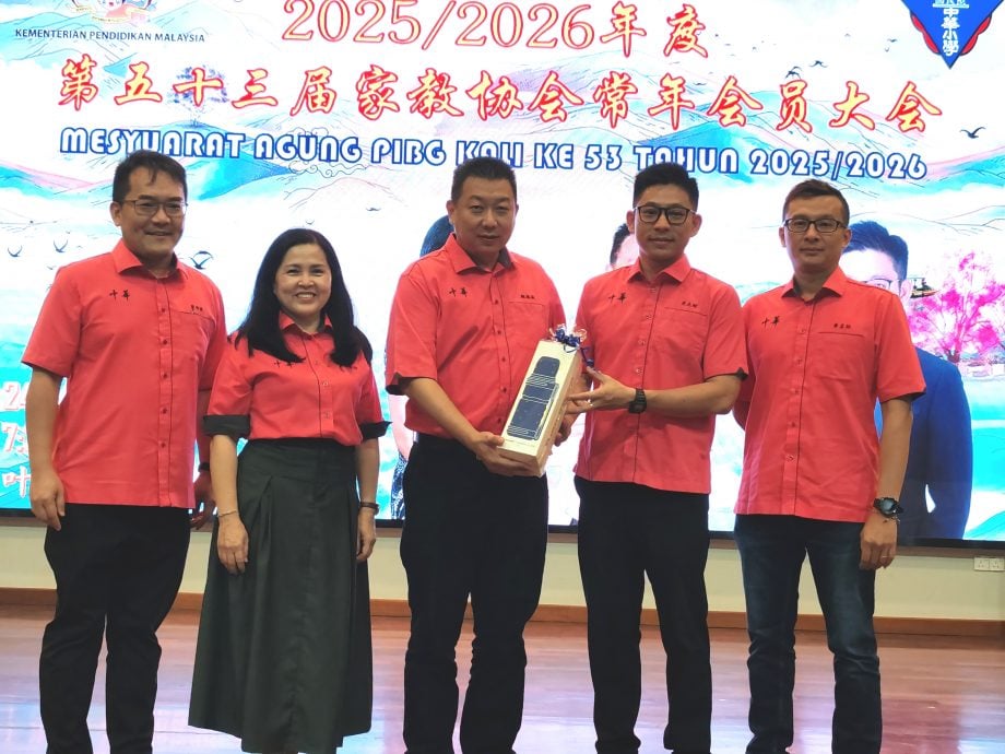 东:哥市中华小学召开了2025/2026年度第53届家教协会常年大会并进行新届理事改选。原任主席符杰财再度蝉联主席一职,继续领导中华小学家教协会。