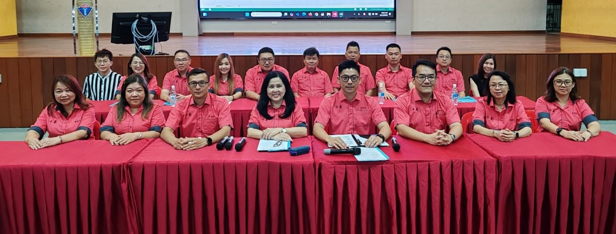 东:哥市中华小学召开了2025/2026年度第53届家教协会常年大会并进行新届理事改选。原任主席符杰财再度蝉联主席一职,继续领导中华小学家教协会。