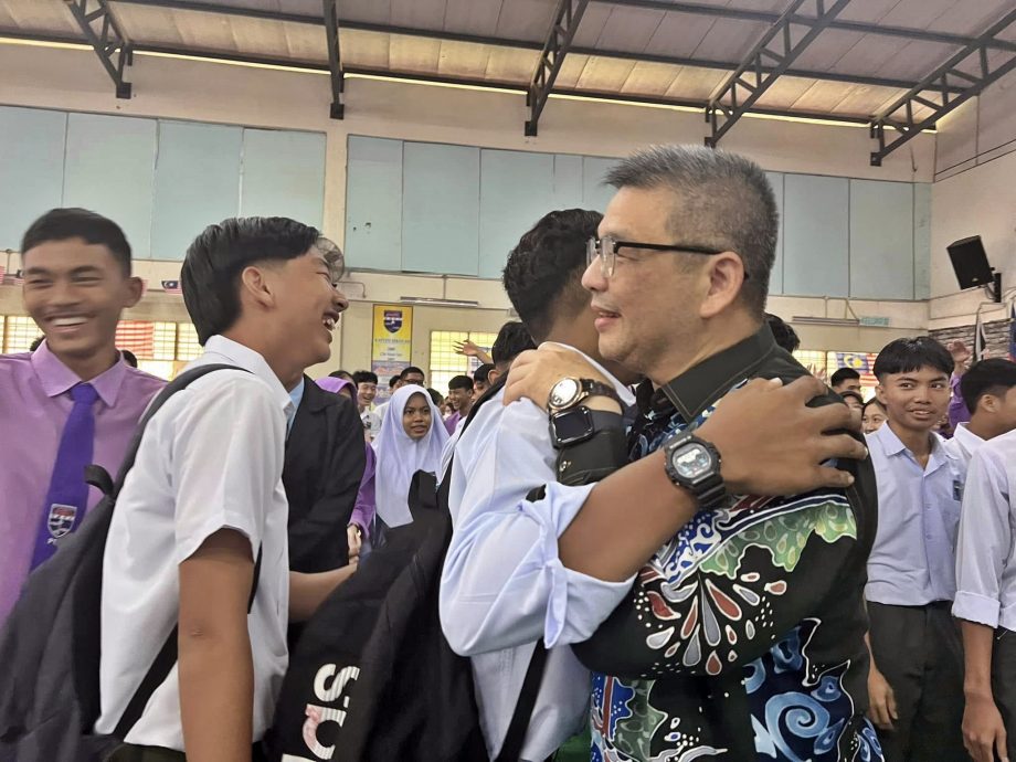 东：年轻人版：刘国健校长欢送会