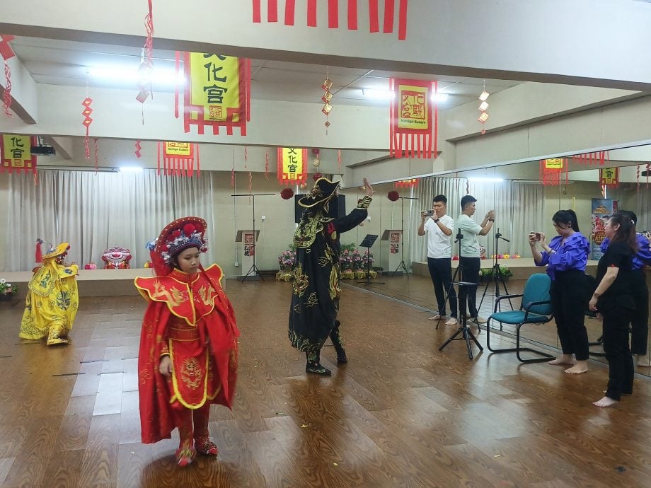 舞台一闪 幕后百练 川剧变脸悄然扎根