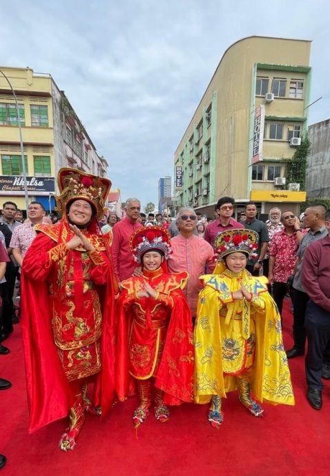 舞台一闪 幕后百练 川剧变脸悄然扎根