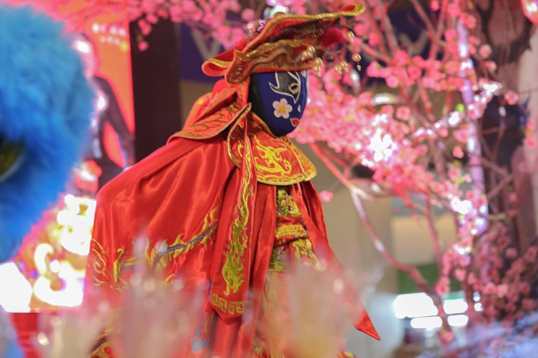 舞台一闪 幕后百练 川剧变脸悄然扎根
