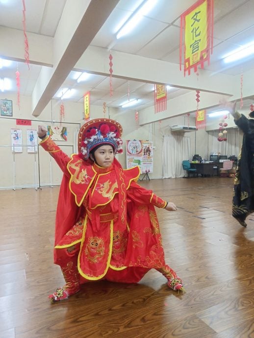 舞台一闪 幕后百练 川剧变脸悄然扎根