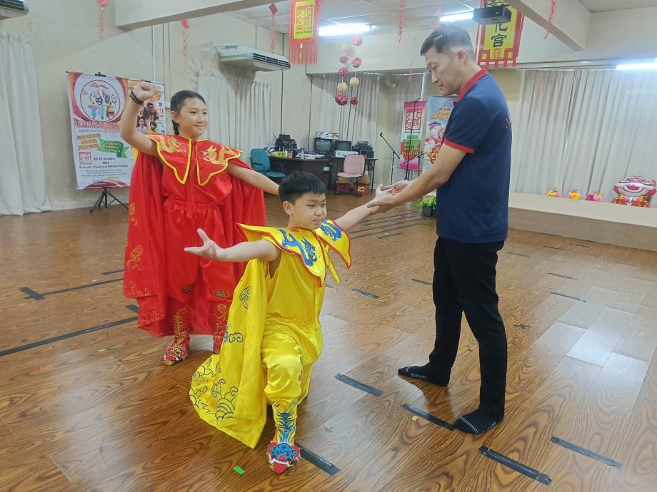 舞台一闪 幕后百练 川剧变脸悄然扎根