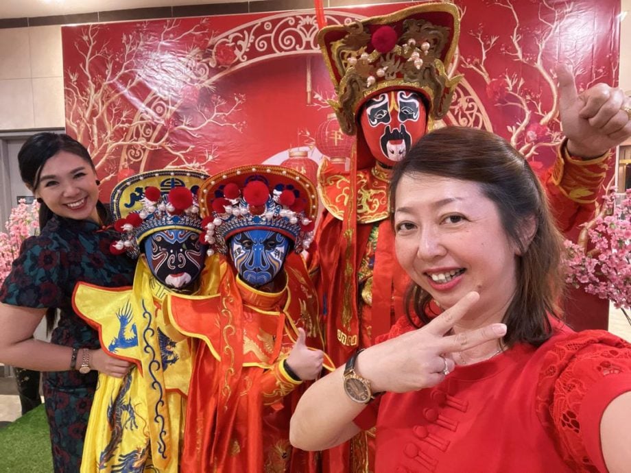 舞台一闪 幕后百练 川剧变脸悄然扎根