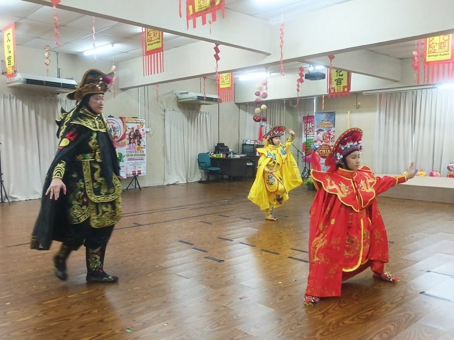 舞台一闪 幕后百练 川剧变脸悄然扎根
