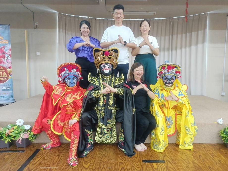 舞台一闪 幕后百练 川剧变脸悄然扎根