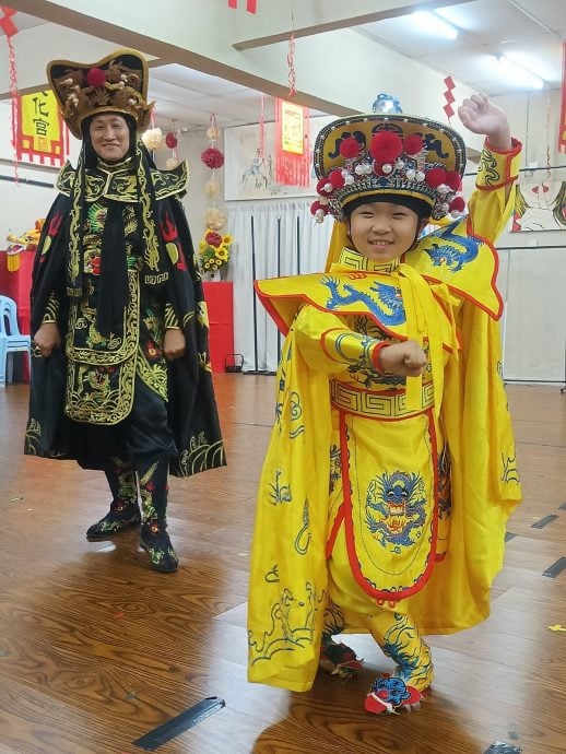 舞台一闪 幕后百练 川剧变脸悄然扎根