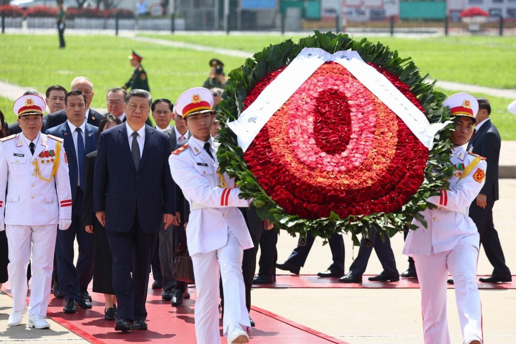  习近平瞻仰胡志明陵敬献花圈 与越国家主席梁强会晤　 
