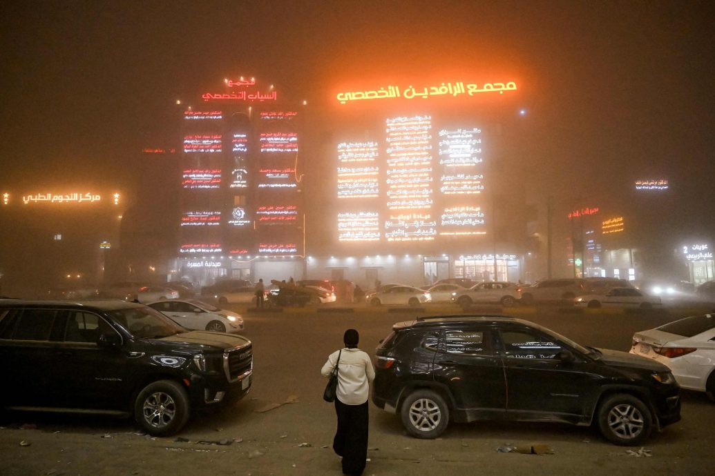 伊拉克沙尘暴 机场关闭 3700人患呼吸道问题