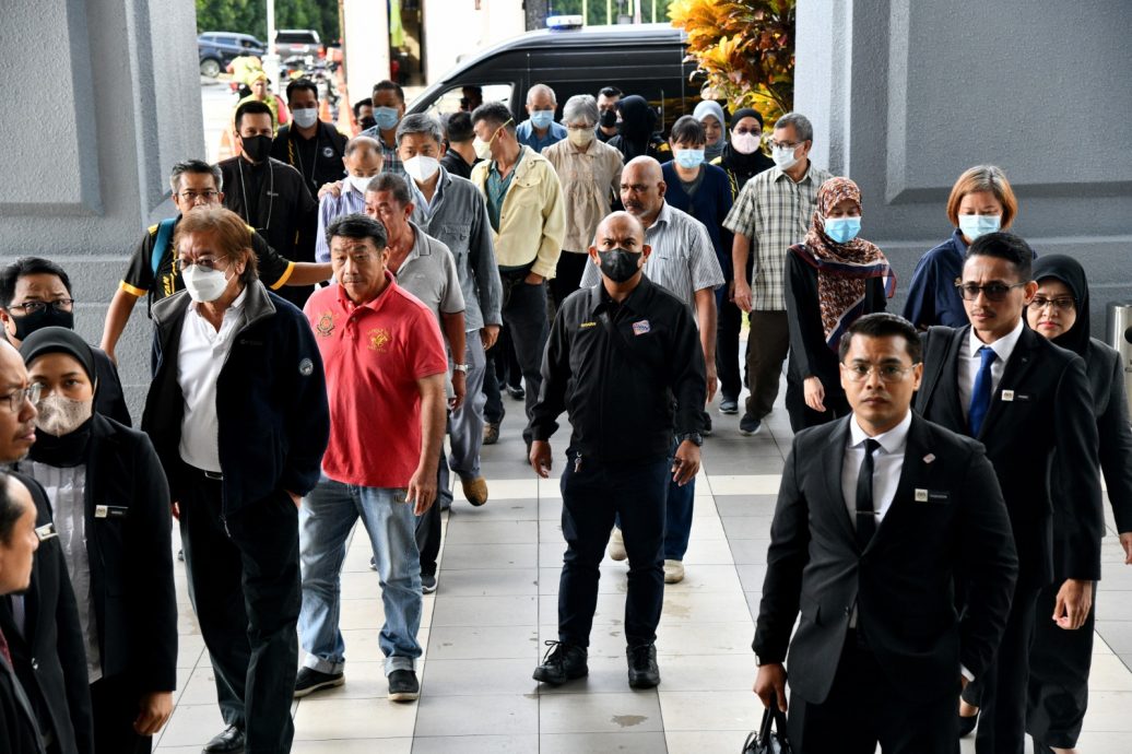 伪造养子女报生纸 14养父母被控