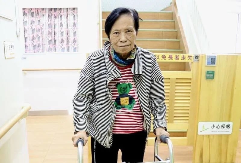 余慕莲深夜心口剧痛　按平安钟求助送急诊