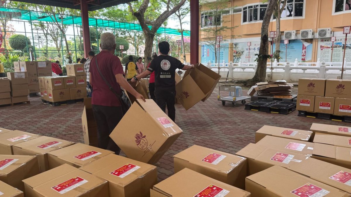 佛光山送暖缅甸震区/信众自发筹集物资，500盏太阳能灯送往灾区