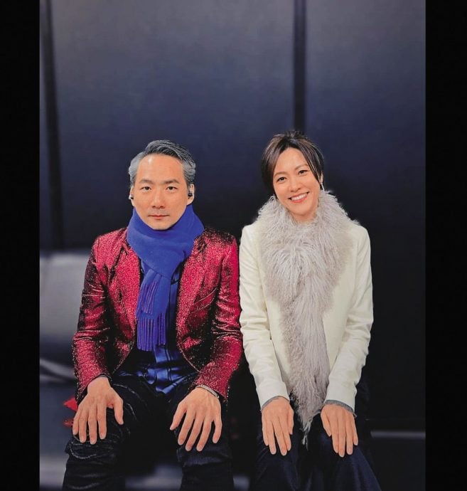 儿画全家福爸在荧幕里 妻子动态泄石头定居英国