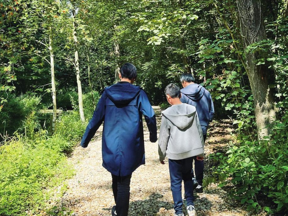 儿画全家福爸在荧幕里 妻子动态泄石头定居英国