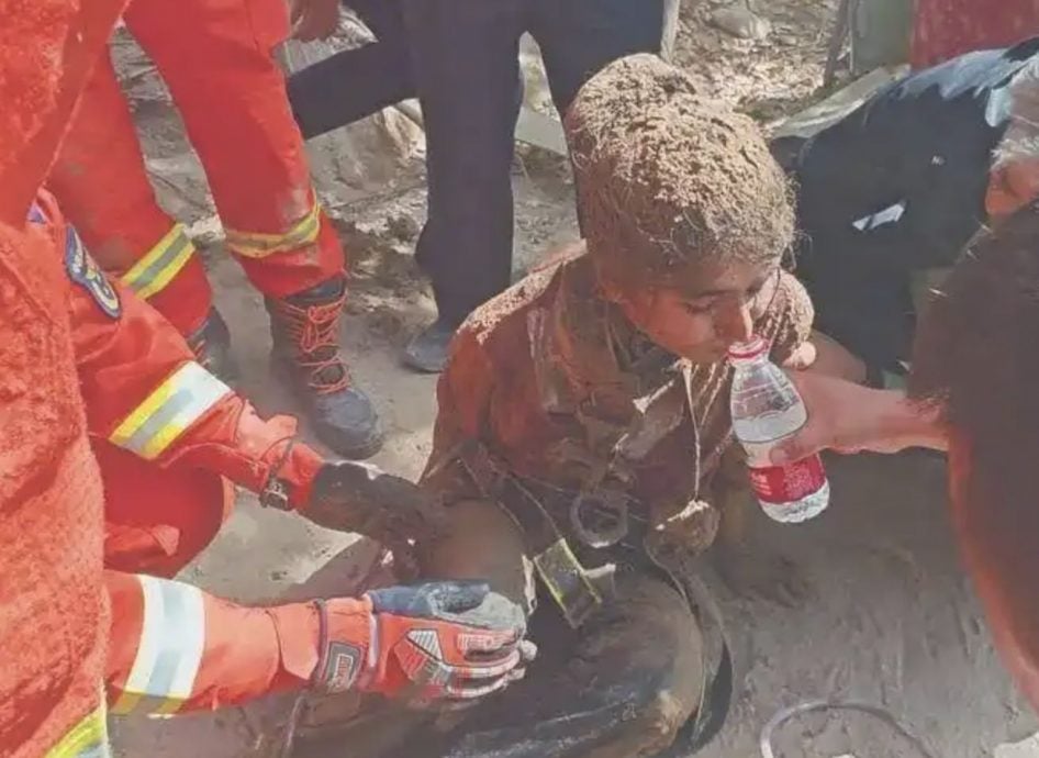 先别拉我!25岁维族美女辅警下井勇救2岁童 满身泥爬出“破格晋升”