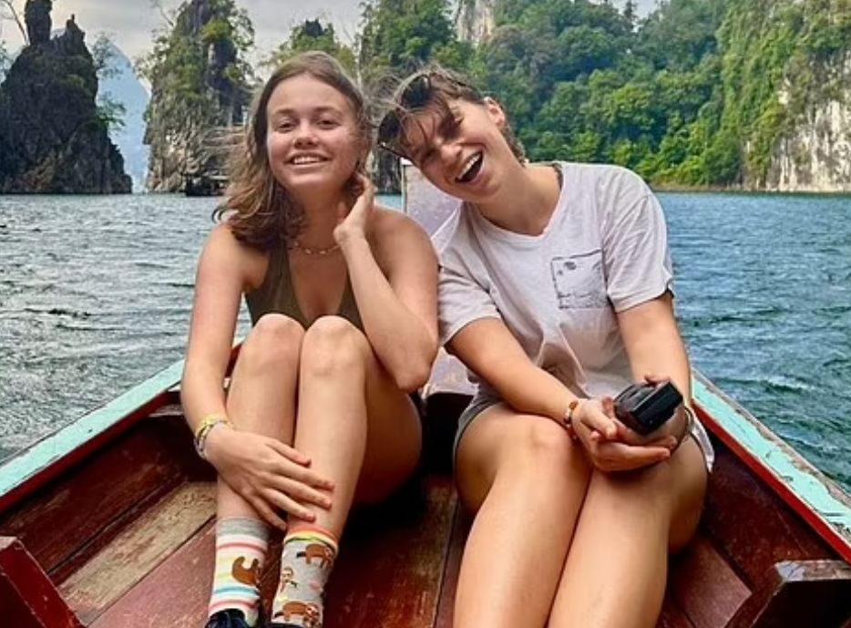 入境美国没订住宿 德2少女全裸搜身遣返