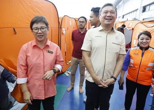 全国版/黄思汉：仁嘉隆东禅寺捐赠和移交300套新马来传统套装和保温壶