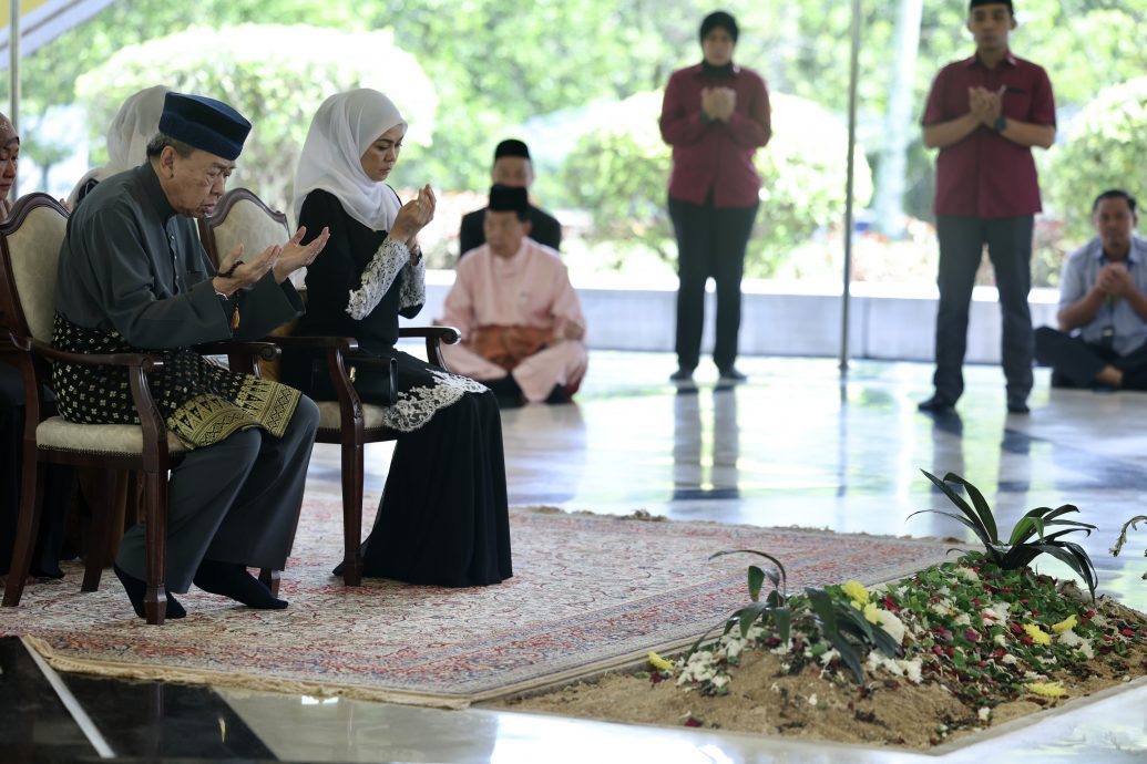 全国/雪苏丹伉俪亲临伯拉墓园诵经文致敬