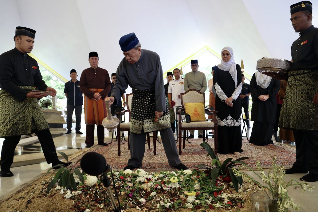 全国/雪苏丹伉俪亲临伯拉墓园诵经文致敬