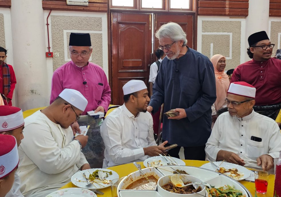 全国／国家诚信党副主席阿德里说，反对党在亚亦君令州议席补选玩弄3R课题，无疑是在“引火自焚”