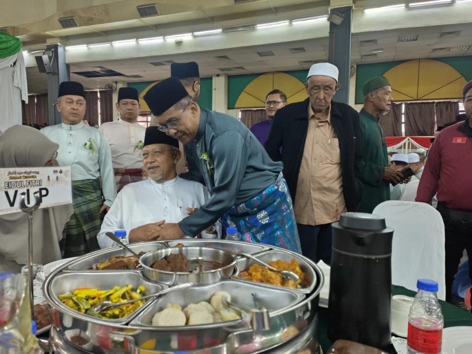 全国:伊斯兰党总秘书拿督斯里达基尤丁表示,那些质疑亚亦君令补选国盟伊党候选人阿都慕海敏宗教师学历的人,必须出示证据,而不是无的放矢。