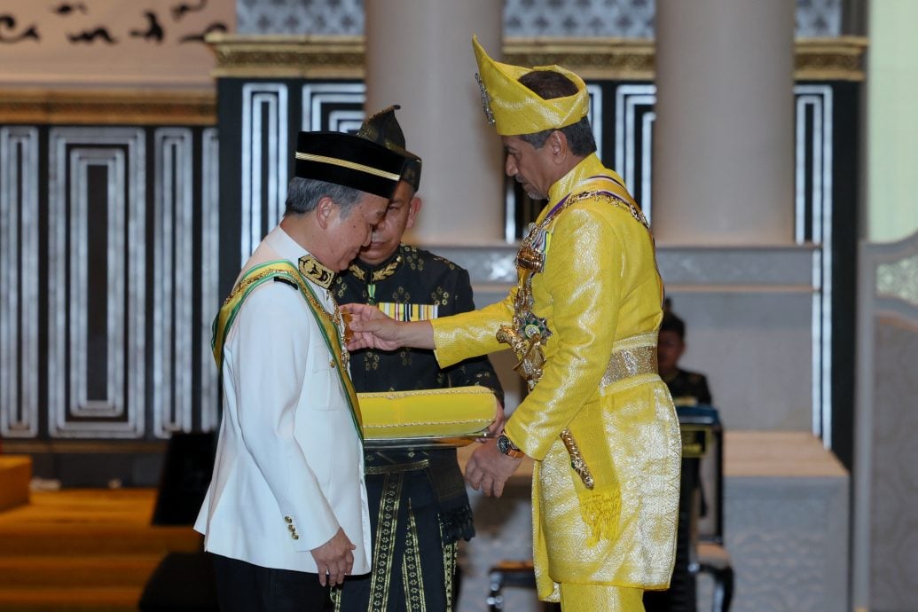 登嘉楼州苏丹米占再纳阿比丁殿下庆祝63岁华诞,130名在各领域做出卓越贡献的有功人士荣获首批册封,6名华裔榜上有名。