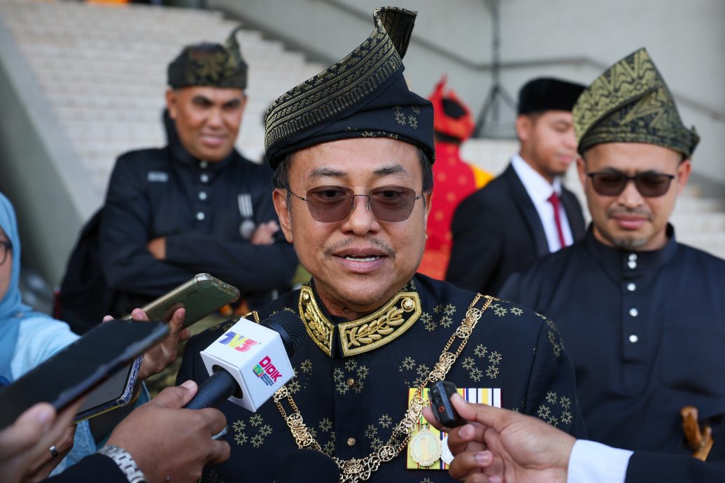 全国：登州大臣拿督斯里阿末山苏里澄清，自己日前披露遭政府列入“移动管控令”（TCO）名单一事，与霹雳州亚亦君令州议席补选毫无关联。