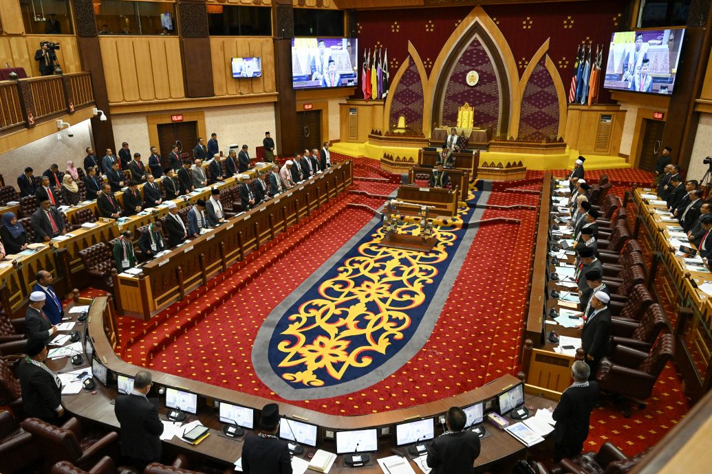 全国:登州立法议会会议默哀一分钟,以表达对第五任首相敦阿都拉逝世的哀悼。