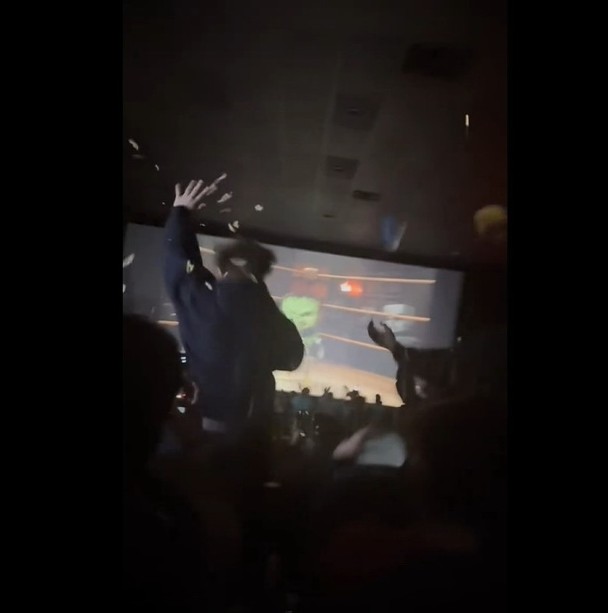 全球影院掀“鸡骑士”之乱 观众看《Minecraft》捣乱被警告