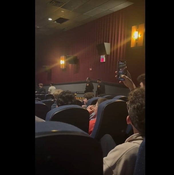 全球影院掀“鸡骑士”之乱 观众看《Minecraft》捣乱被警告