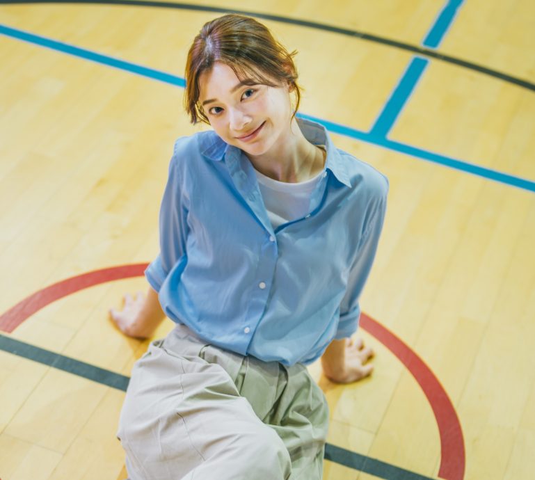 刘雨妮推个人单曲 MV重演选秀辛酸史泪崩