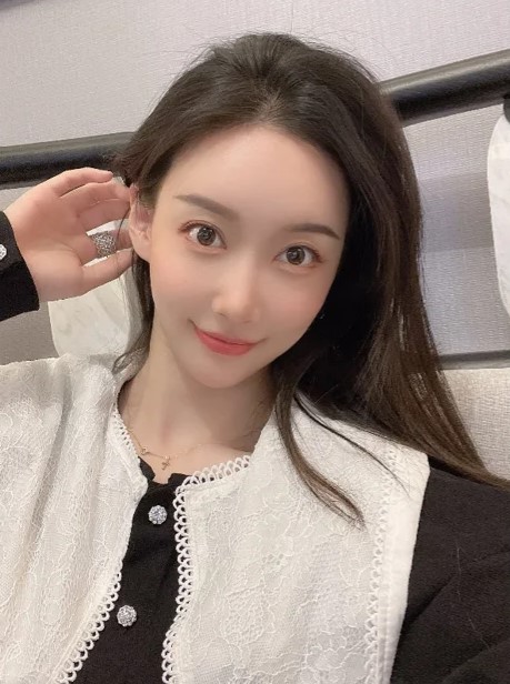 初生宝宝小脚丫有毒 34岁女星磨蹭被毁容